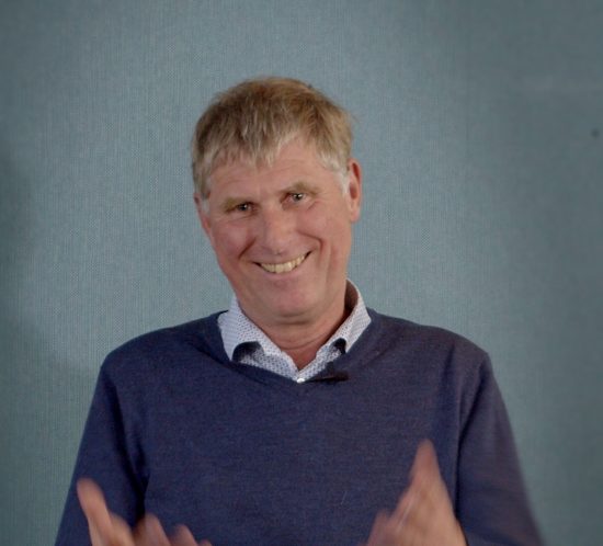 Stef bij huiskamer lezing